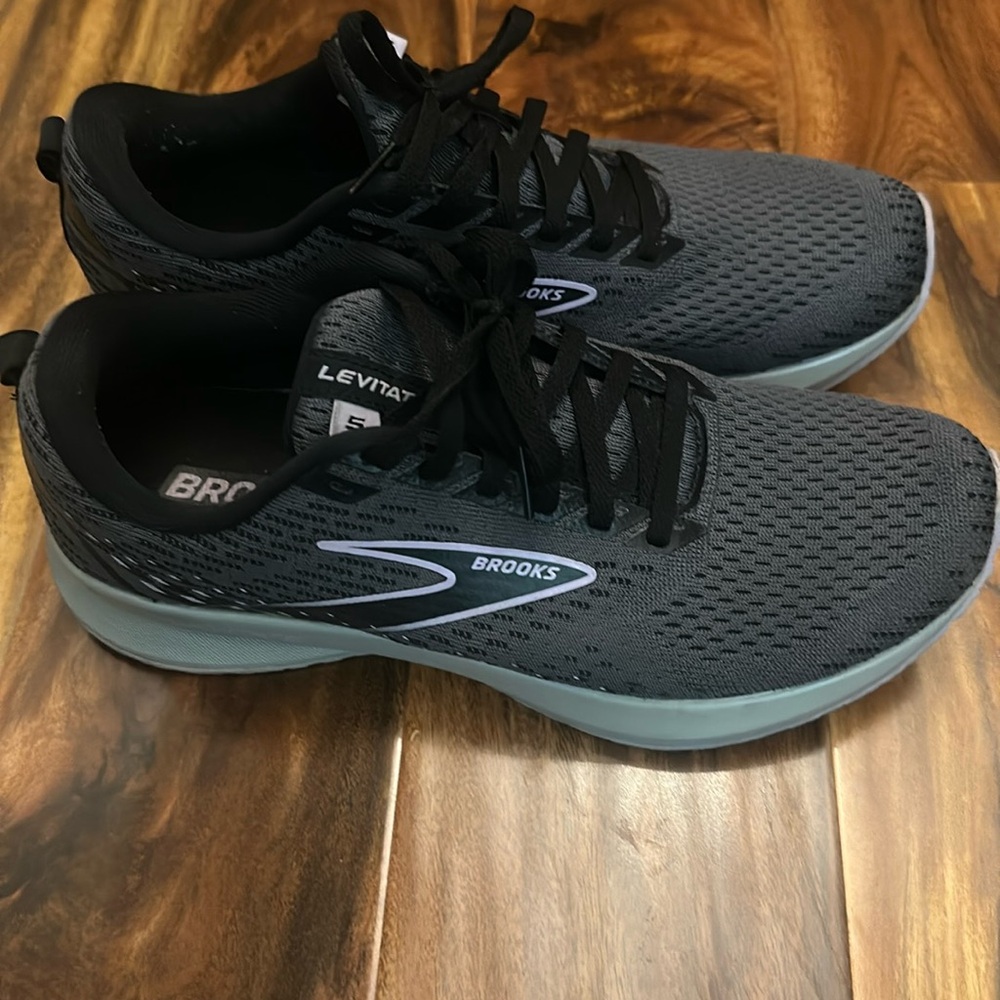 EUC Brooks Levitate 5 9.5 women’s